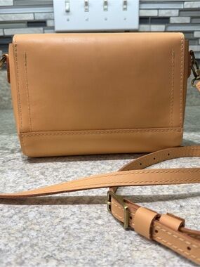 Portland Leather Mamet medium Metro Classic Tan Leather Crossbody Bag